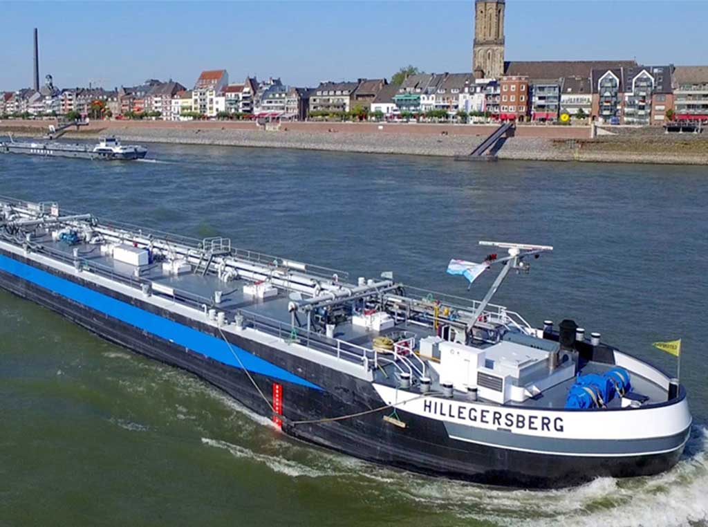 John Deere-powered Hillegersberg vessel passing through a canal